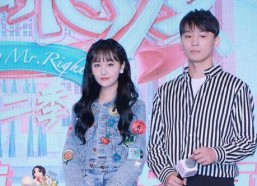 娱乐圈两个人吃瓜的小说,瓜田里的甜蜜邂逅